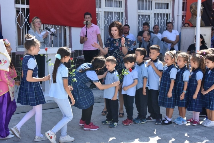 Birinci Sınıf Öğrencilerini Güllerle Karşıladılar