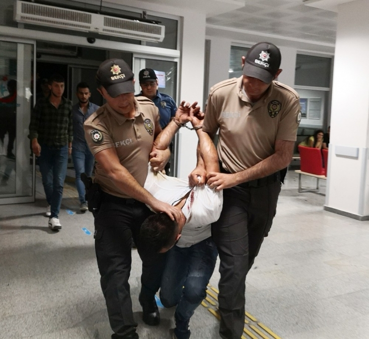 Önce Polise Yumruk Attı, Sonra Kendini Kesti