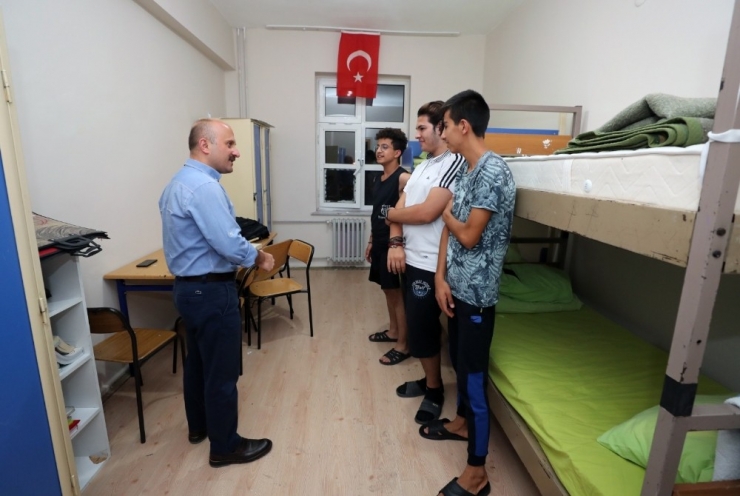 Vali Varol’dan Okul Pansiyonlarına Akşam Denetimi