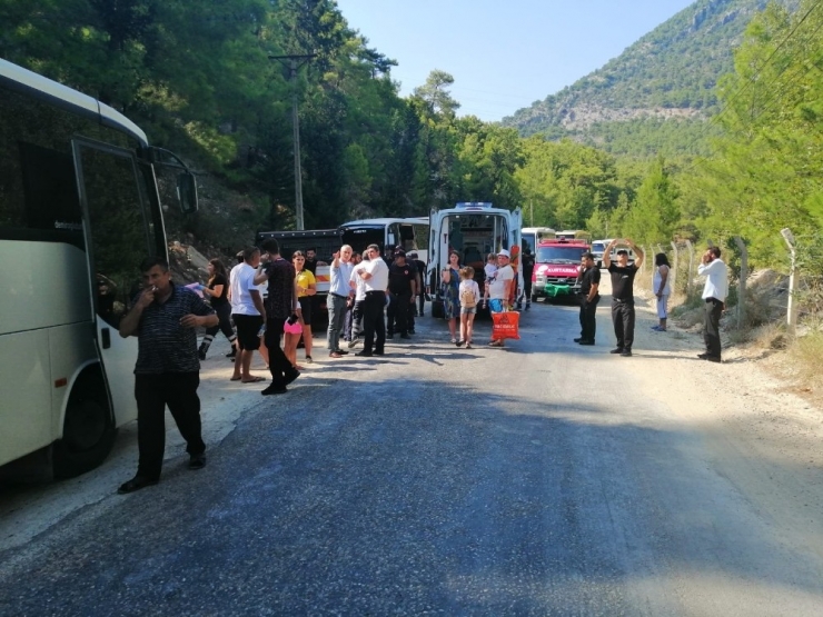 Antalya’da Yolcusunu Unutan Tur Otobüsü Kaza Yaptı: 2 Yaralı