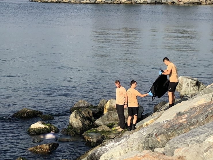 Avcılar’da Denizde Erkek Cesedi Bulundu