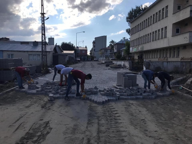 Başkan Altay, İşçilerle Parke Taş Döşedi