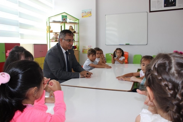 Kaymakam Yavuz, Minik Öğrencilerin İlk Gün Heyecanına Ortak Oldu