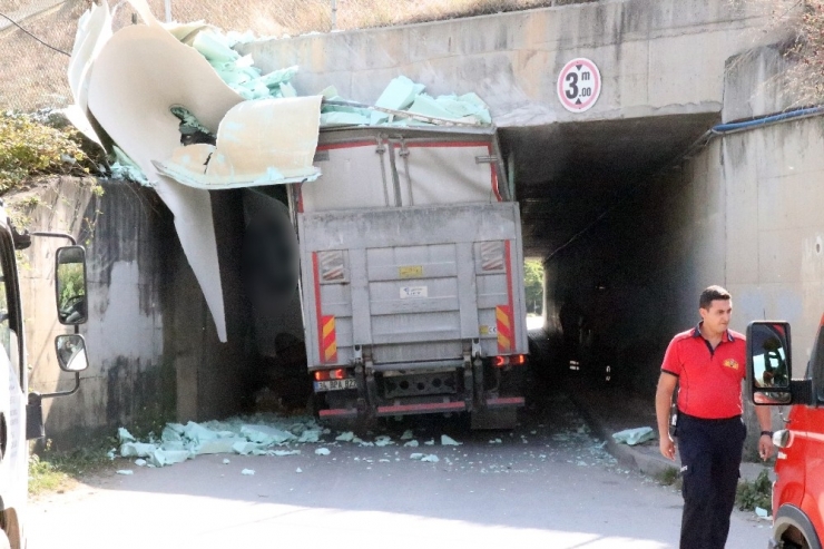 4 Metrelik Kamyon 3 Metrelik Alt Geçide Sıkıştı