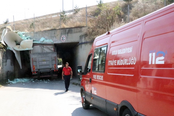 4 Metrelik Kamyon 3 Metrelik Alt Geçide Sıkıştı