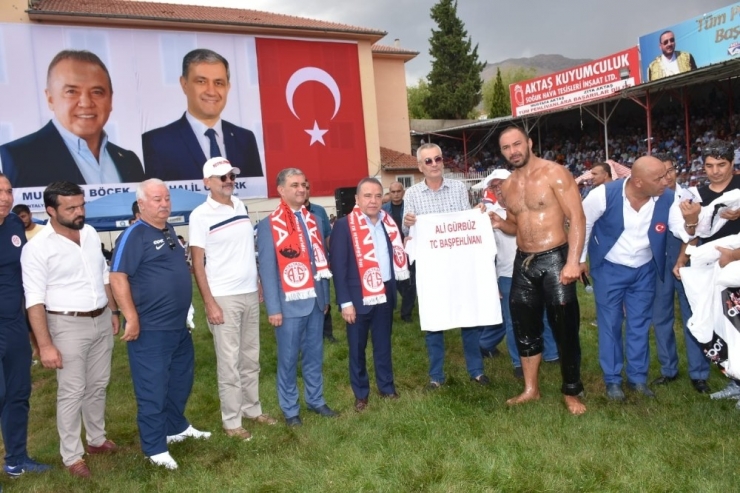 Antalyaspor’dan Er Meydanında Forma Jesti