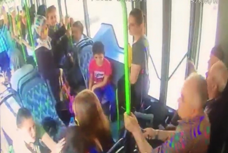 Otobüste Baygınlık Geçiren Genç Kızı Hastaneye Böyle Yetiştirdi