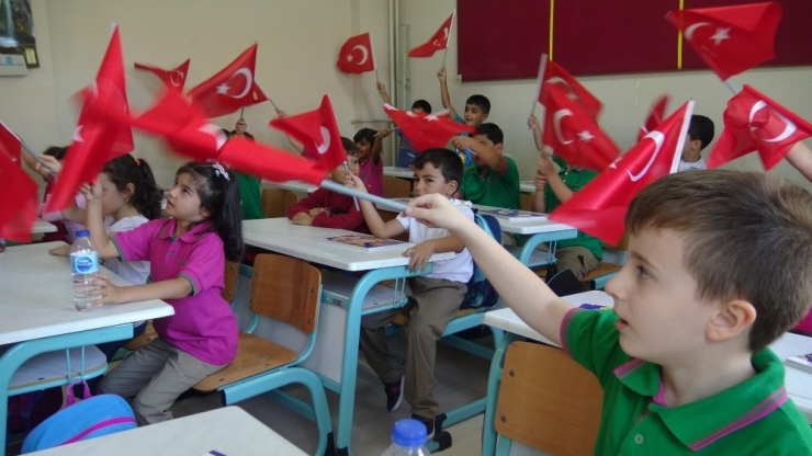 Milli Bilinci Aşılamak İçin Birinci Sınıf Öğrencilerine Bayrak