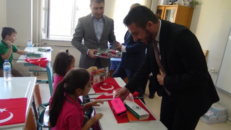 Milli Bilinci Aşılamak İçin Birinci Sınıf Öğrencilerine Bayrak