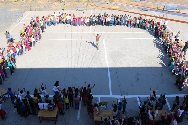 Diyarbakır’da Köy Okulu Şenlik Havasında Eğitime Başladı