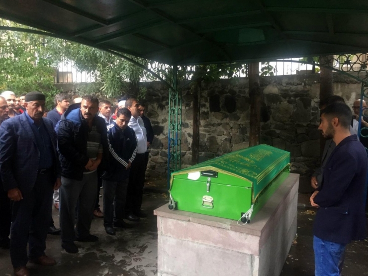 Kızının Düğününe Gitmek İsterken Kazada Hayatını Kaybeden Baba Defnedildi