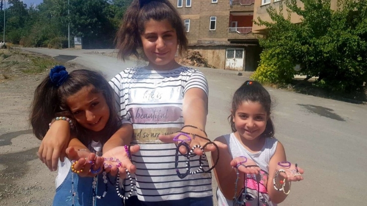 Minik Eller Dar Gelirli Öğrenciler İçin Stant Kurdu