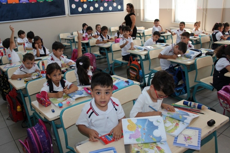 Yaz Tatilinden Dönen Öğrenciler İlk Derslerine Başladı