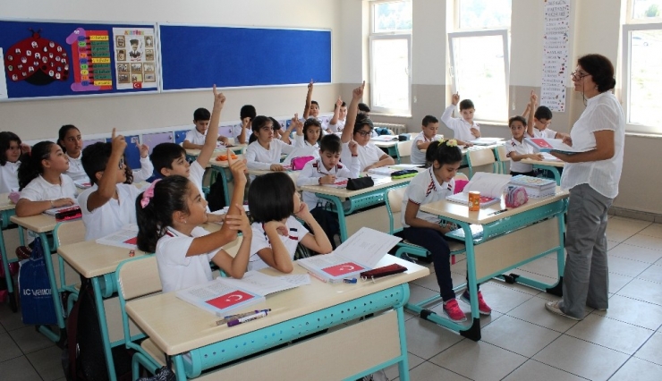 Yaz Tatilinden Dönen Öğrenciler İlk Derslerine Başladı