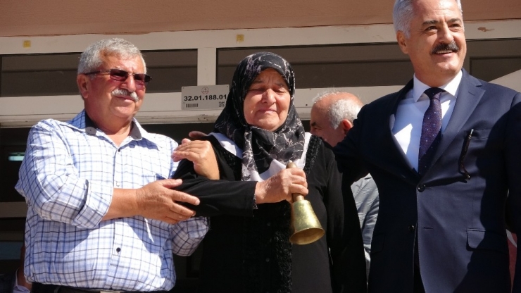 Şehit Annesi, Oğlunun Adı Verilen Okulda İlk Ders Zilini Çaldı