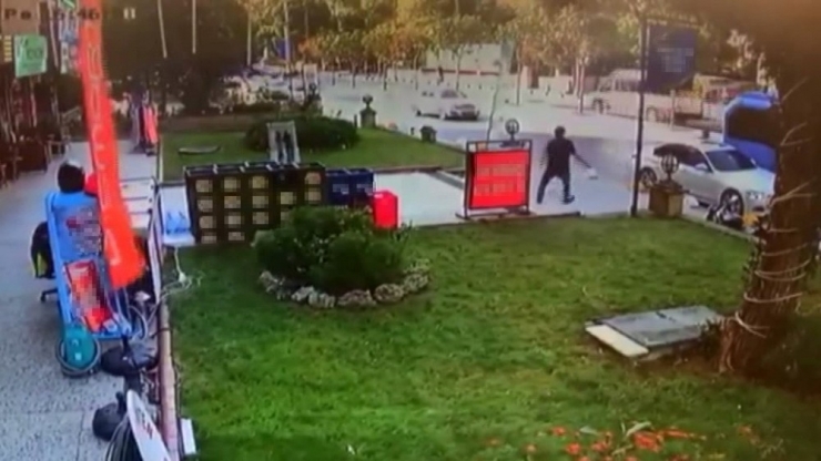 Senet Çetesinin İş Yeri Sahibine Silahlı Saldırı Anları Kamerada