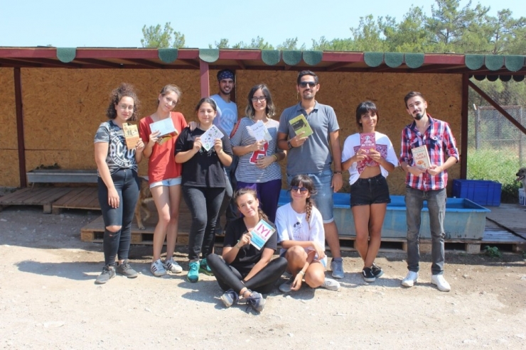 Kampiz Üyeleri Hayvan Barınağında Kitap Okudu