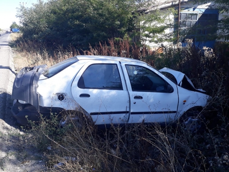 Otomobil Bariyerlere Çarptı; 4 Yaralı