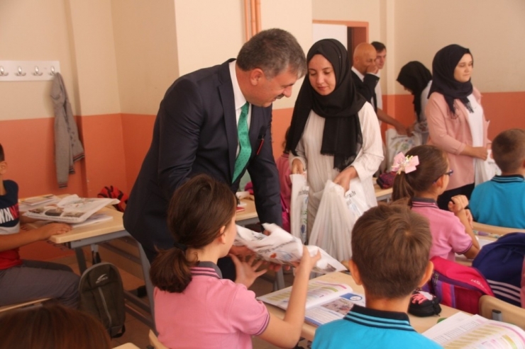 Kepsut Belediyesi’nden Kırtasiye Yardımı