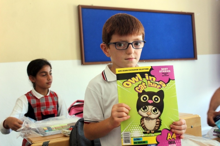 Makam Aracını Sattı, 12 Bin Öğrencinin Yüzünü Güldürdü