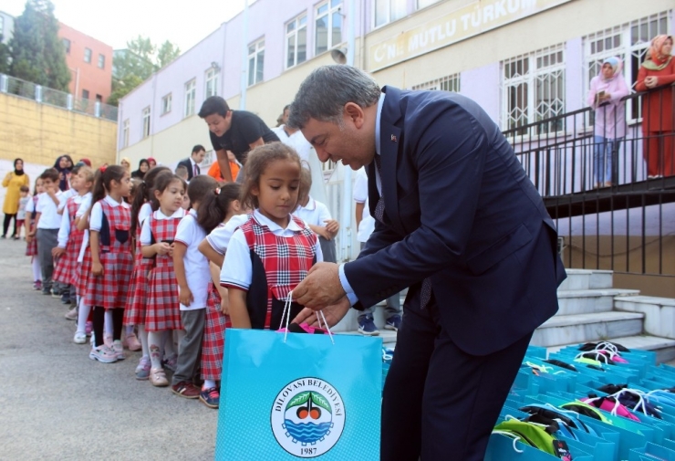 Makam Aracını Sattı, 12 Bin Öğrencinin Yüzünü Güldürdü