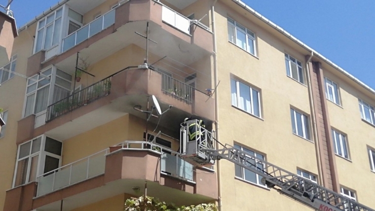 5 Katlı Binada Çıkan Yangın Paniğe Neden Oldu