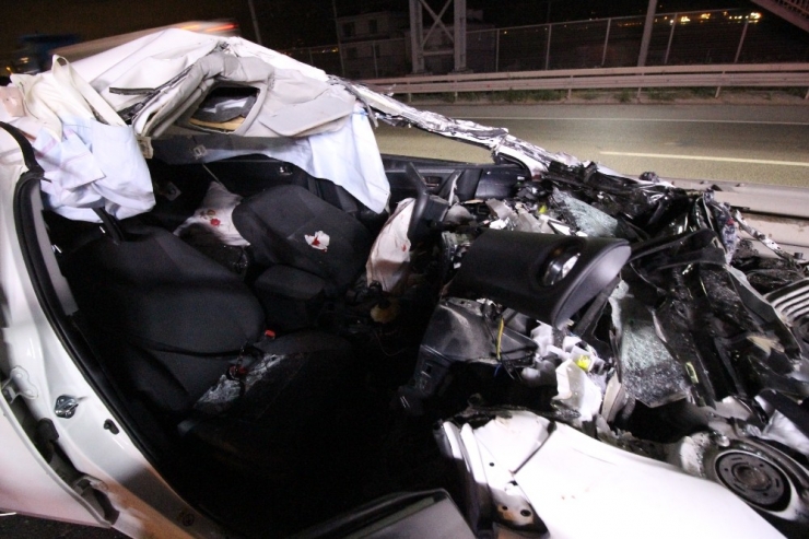 Tırın Altına Giren Otomobildeki Çift Ağır Yaralandı