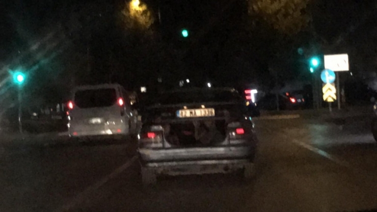 Otomobilin Bagajından Sürücüleri Selamladılar