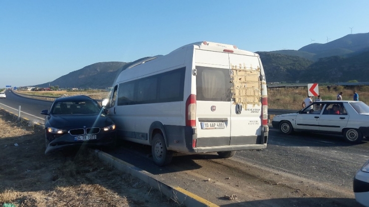 Kırkağaç’ta İşçi Midibüsü Otomobil İle Çarpıştı: 6 Yaralı