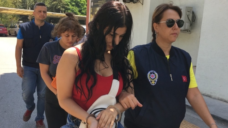 Kız Kardeşler Sahte Altınla Dolandırıcılık Yaparken Yakalandı