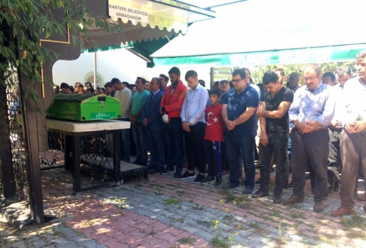 Milli Sporcu Tarafından Bıçaklanan Özdemir Toprağa Verildi