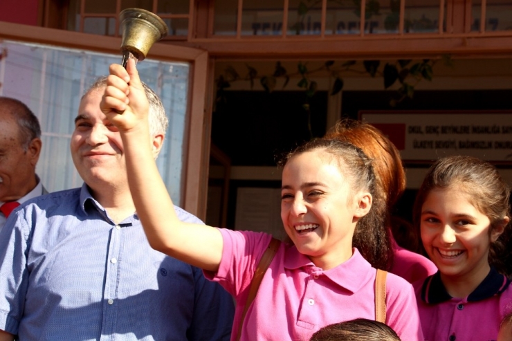 Kula’da 6 Bin 541 Öğrenci İçin İlk Ders Zili Çaldı
