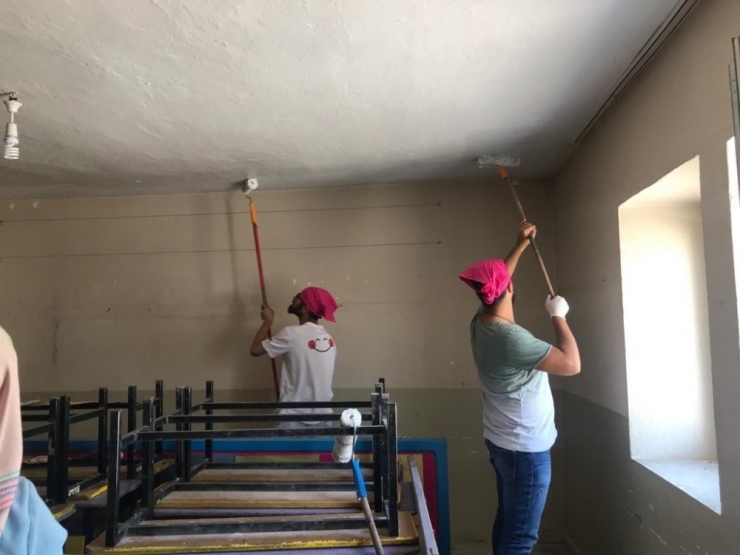 Üniversite Öğrencileri İle Öğretmenler Okulu Boyadı