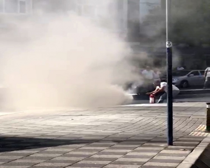 Patlamaların Yaşandığı Aracı Yangın Tüpüyle Söndürmeye Çalıştı