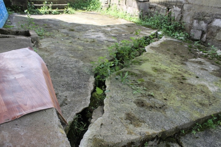 Rize’de Stat İnşaatı Bir Mahallenin Kaymasına Neden Oldu