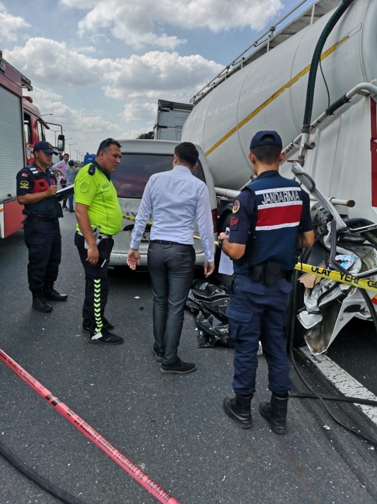 Minibüs, Tıra Arkadan Çarptı: 1 Ölü, 1 Yaralı