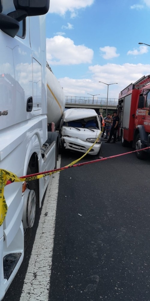 Minibüs, Tıra Arkadan Çarptı: 1 Ölü, 1 Yaralı