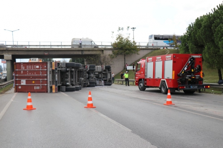 D-650 Karayolunda Tır Devrildi, Trafik Ulaşıma Kapandı
