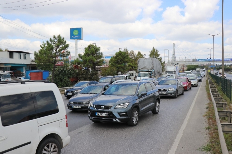 D-650 Karayolunda Tır Devrildi, Trafik Ulaşıma Kapandı