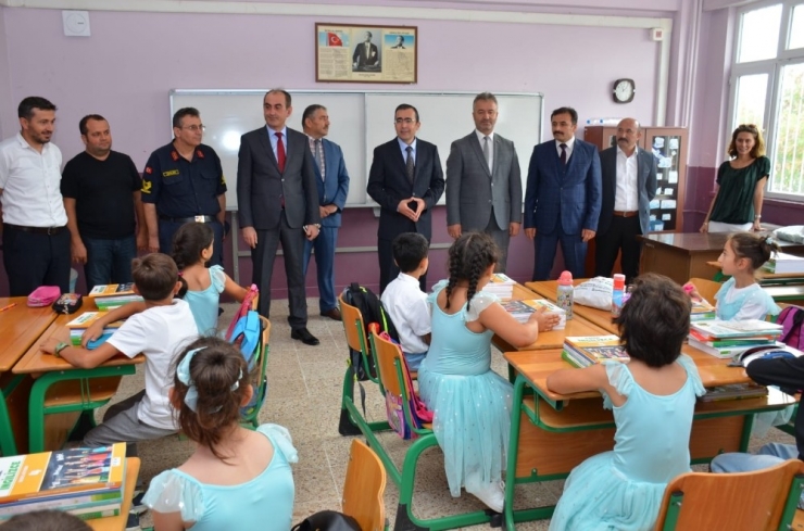 19 Mayıs’ta İlk Ders Zilini Kaymakam Güner Ve Başkan Topaloğlu Çaldı