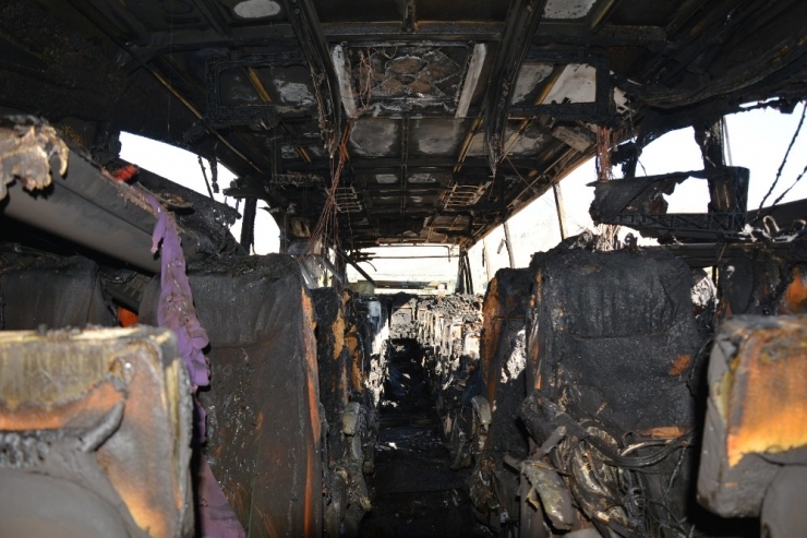 Yolcu Otobüs Seyir Halindeyken Alev Aldı