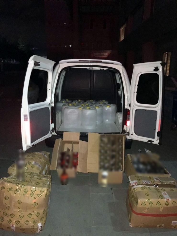 Sultangazi’de Minibüse Sahte İçki Baskını