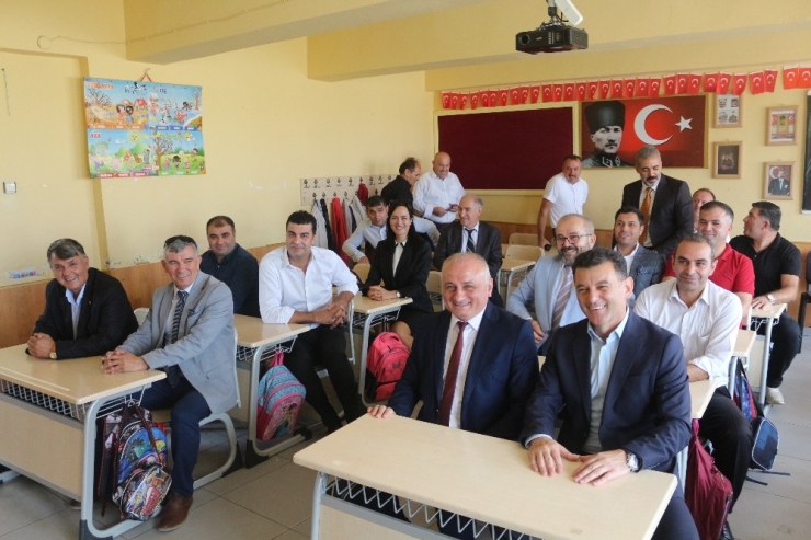 İlçe Milli Eğitim Müdürü Sınıf Başkanı Oldu, Tahtaya Konuşanları Yazdı