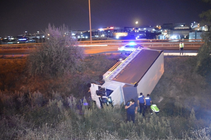 Tem’de Bariyerleri Aşan Kamyon Dereye Uçtu,