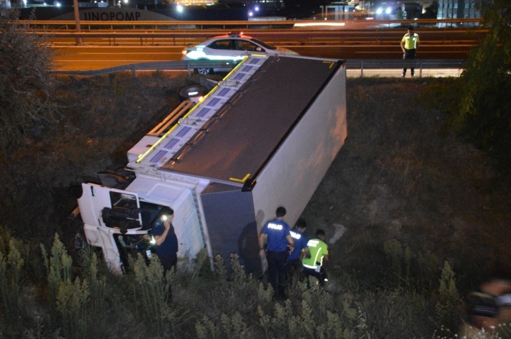 Tem’de Bariyerleri Aşan Kamyon Dereye Uçtu,