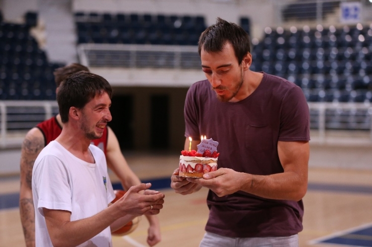 Dev Adamlardan Arkadaşlarına Doğum Günü Sürprizi