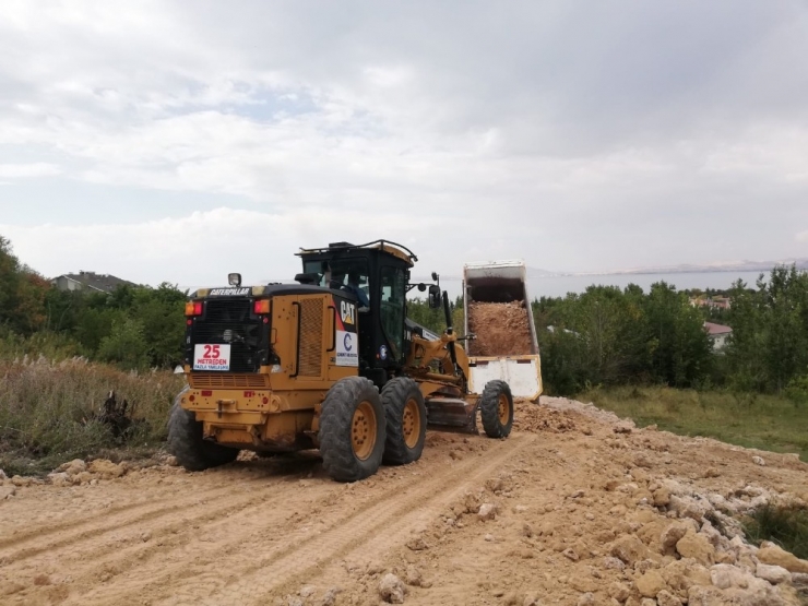Edremit’te Yıllardır Ötelenen Yol Sorunu Tarihe Karıştı