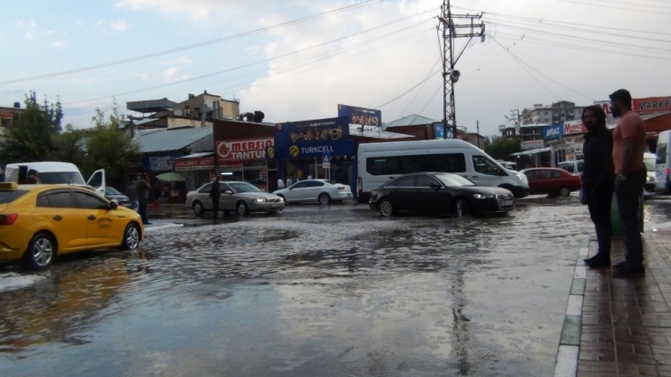 15 Dakika Devam Eden Dolu Erciş’i Bu Hale Getirdi