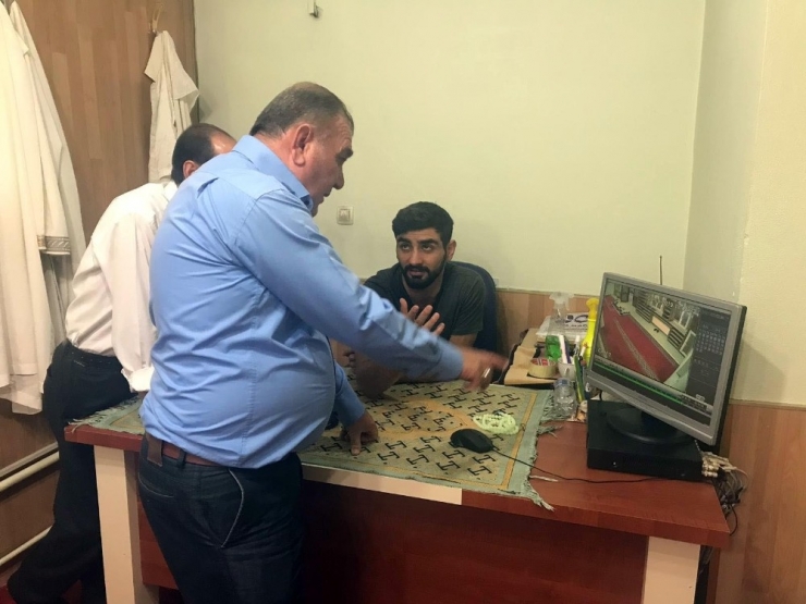 Camide Ayakkabı Hırsızlığı Kamerada