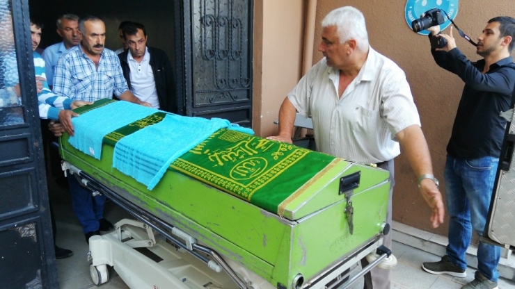 Bıçaklı Saldırıda Ölen Gencin Cenazesi Ailesine Teslim Edildi